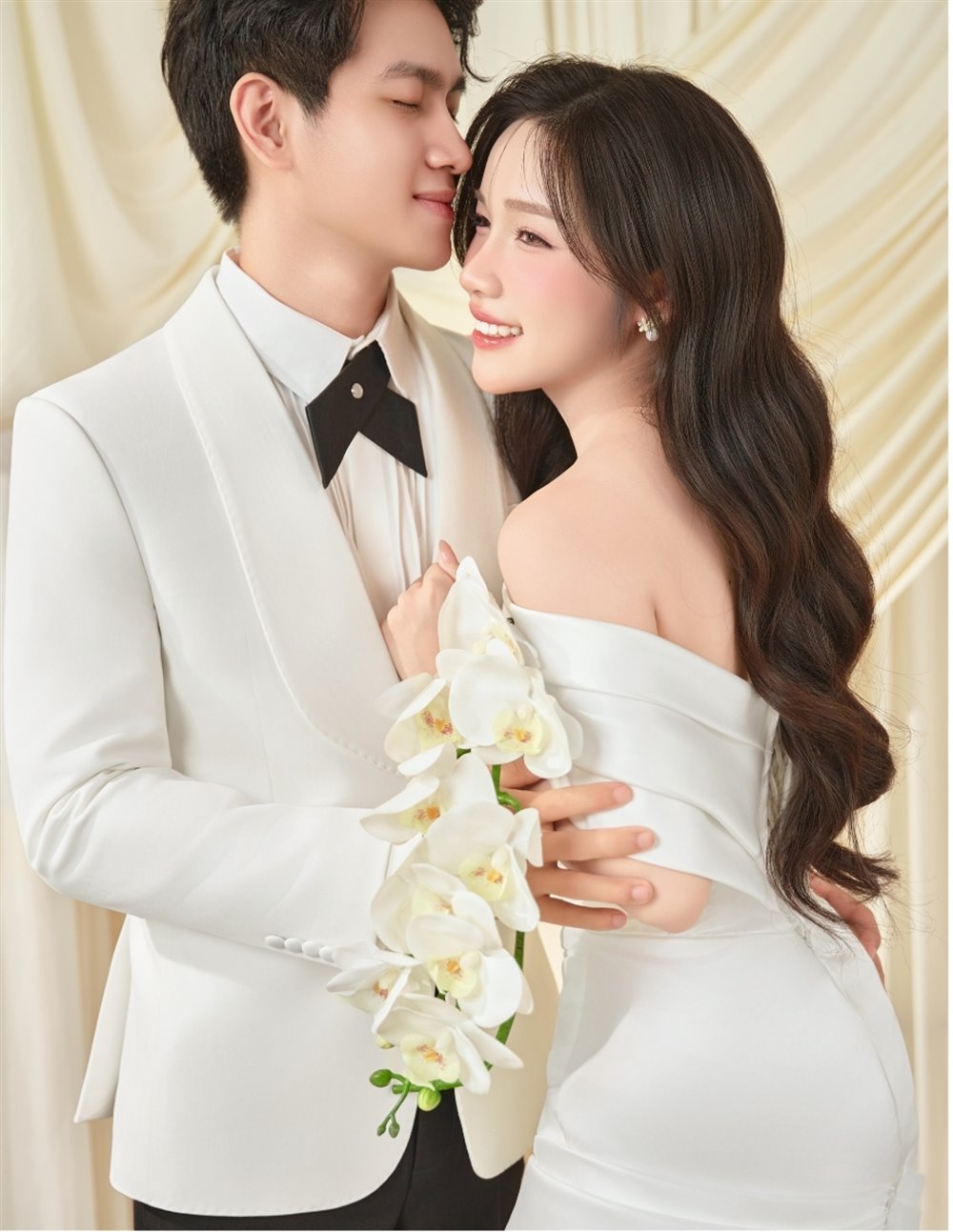Ảnh cưới trong nhà tông kem