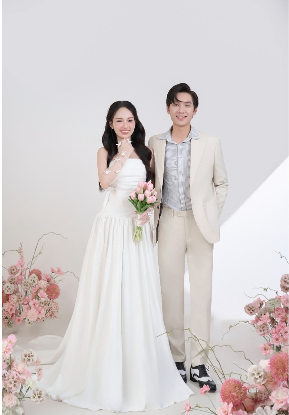 Ảnh cưới studio tông kem, hoa hồng phấn — Trang Kami Studio