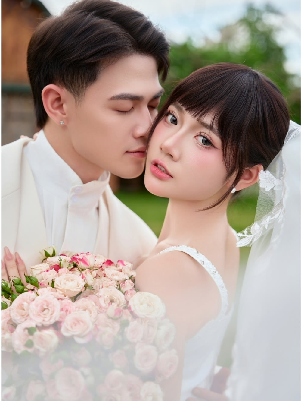 Cô dâu chú rể bên bó hồng phấn, ảnh cưới ngoại cảnh — Trang Kami Studio