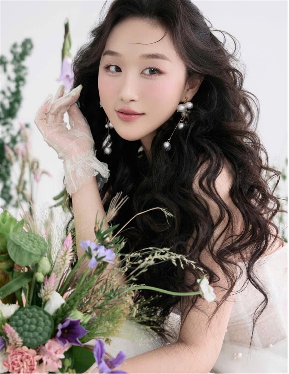 Trang điểm cô dâu tóc xoăn