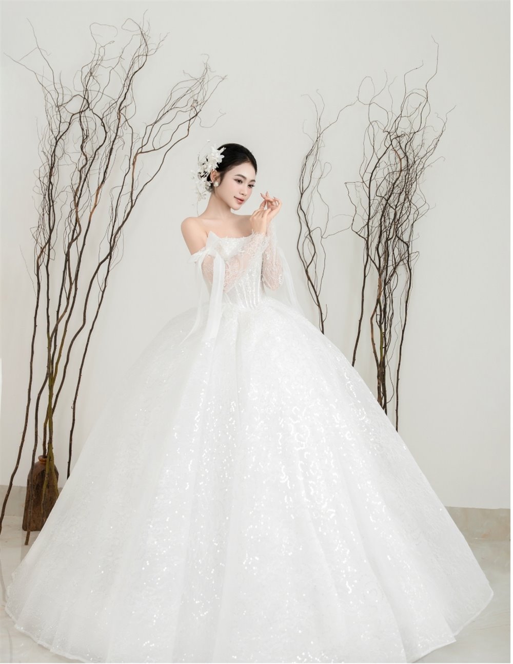 Váy cưới ren tay dài